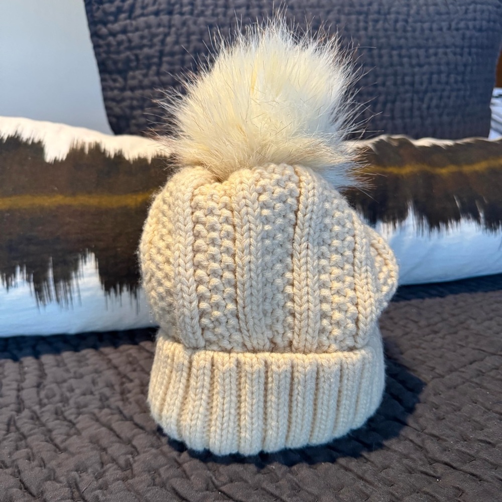 Chunky Cable Knit Beanie w/ Faux Fur Pom-Pom Warm and Cozy NWOT